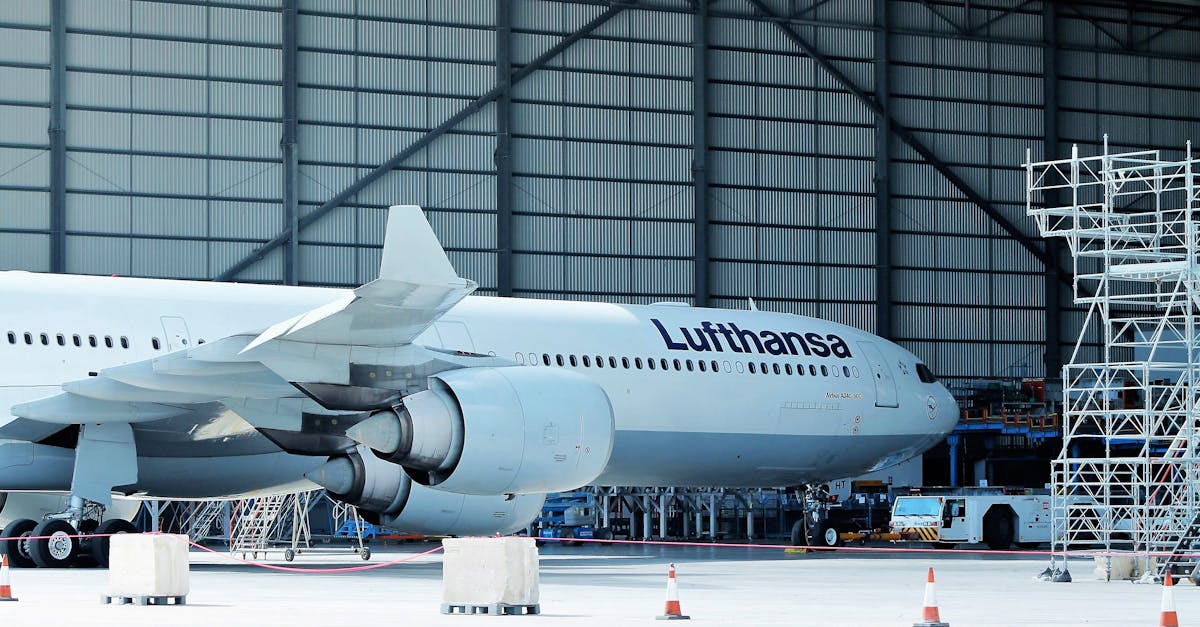 Technicien inspectant des pièces de rechange d'avion dans un hangar de maintenance
